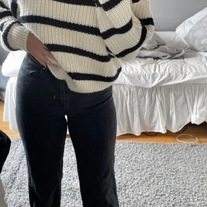 Populära madlady jeans storlek 38 - Fina byxor i bra skick, har haft dem i ungefär ett halvår men köpte i för liten storlek, använt ett fåtal ggr men fortfarande ett bra skick. När jag köpte dem kostade de 550 kr och jag säljer mina för 200 kr frakt ingår inte💕Ingen retur💕