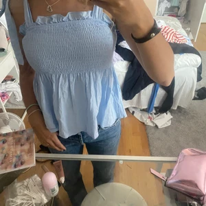 Söt topp - Säljer denna svin söta baby blå toppen! Så fin och både perfekt till vardags och finklädnad💙🧿🍼! HELT OANVÄND och har bara legat i garderoben! Färgen är som på första o sista bilden blev bara konstigt ljus på mitten bilden💓💓! Passar xs-s kanske en liten m men jag är xs typ💙💓 så fina detaljer på toppen! Postar helst!