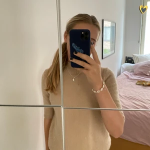 Softgoat T-shirt  - Säljer min jätteanvändbara och fina softgoat cashmir T-shirt i beige. Passar till så mycket💞 Köpt för ca 1000kr på softgoat och säljer för 350❤️