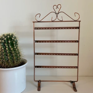 Smyckeshållare - Säljer en supersöt smyckeshållare i mässing. Ca 15x25 cm. 