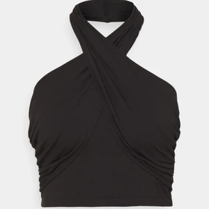 Trendig topp från NA-KD - Sjukt snygg topp från NAKD, aldrig använd och därför säljer jag nu den. Som ny bara att jag tagit bort lapparna. Frakt på 66 tillkommer❤️❤️