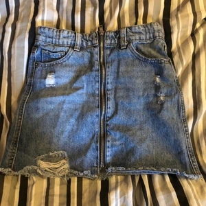 Jeans kjol☁️ - En jätte fin jeans kjol🤍använd ett fåtal ggr. Stl 146🦋 köparen står alltid vid frakt om de ej är fri frakt☁️