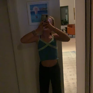 Urban outfitters topp - Säljer dne så snygga urban outfitters tröja! Säljer pågrund av får ingen andvänding av den men ändå jätte snygg!! Passar till väldigt mycket! Köptes i butiken i Stockholm. Just nu ör den slut  såld. Nypris:299 och säljer nu för 150 kr!🥰