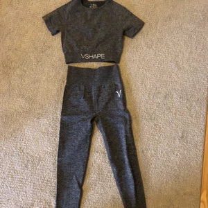 Träning set  - Aldrig använt, säljer pga för liten. Stretchiga och sköna, inte see through. Väldigt fint på och formar kroppen. 