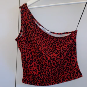Festlig topp från NA KD - Snygg röd topp med one shoulder från NA KD, jag kan mötas upp i Eskilstuna annars står köparen för frakten ❤️🌟