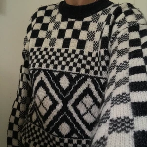 Stickad tröja med mönster - Stickad tröja med olika mönster. Färgena är vit/cream och grå/svart. Den är varm och mysig! 