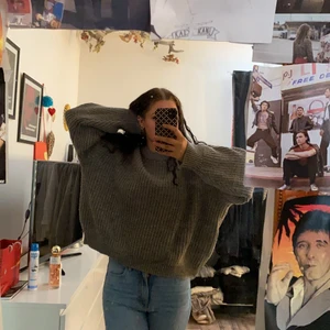 Stickad tröja strl M  - Jättestor och härlig stickad tröja perfekt nu till hösten, strl M från weekday 