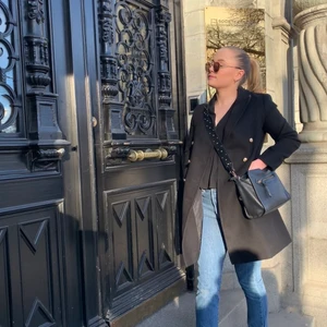 Svart kappa - Svart kappa med ”dubbla” guldiga knappar, från Topshop. Lätt fodrad och helt enkelt den perfekta höstkappan🥰 Perfekt skick💖 Strl 36/small