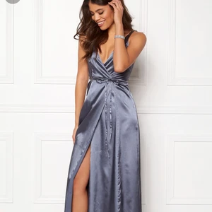 Balklänning - Så fin balklänning i ”dusty blue” bara använd en gång!!❤️❤️ 