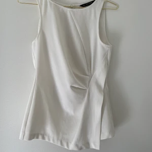 Vitt topp - Superfin vitt topp från Zara. Knappt användt. Storlek S 