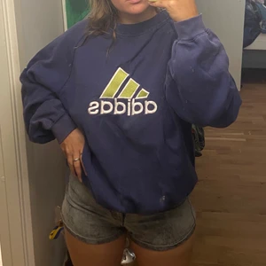 Adidas - Retro adidas tröja, styvt material så man får en vintage känsla men ändå riktigt skön. I bra skick. Frakt tillkommer ✨