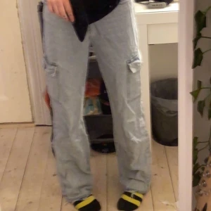 Baggy jeans - Super coola baggy jeans. Har ett litet hål i knät och ett i rumpan men inget man ser. Storlek Xs. Jag är ungefär 170 o dom sitter baggy på mig. Köparen står för frakten :)