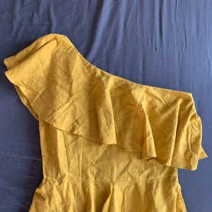 Superfin klänning - Suuuperfin enaxlad klänning i storlek 38 från Trendyol, har volanger och är senapsgul ❤️ älskar denna, men har ingen användning av den längre då jag tänkte ha det till ett (nu inställt) bröllop. :// så lyckos dig som får denna!!