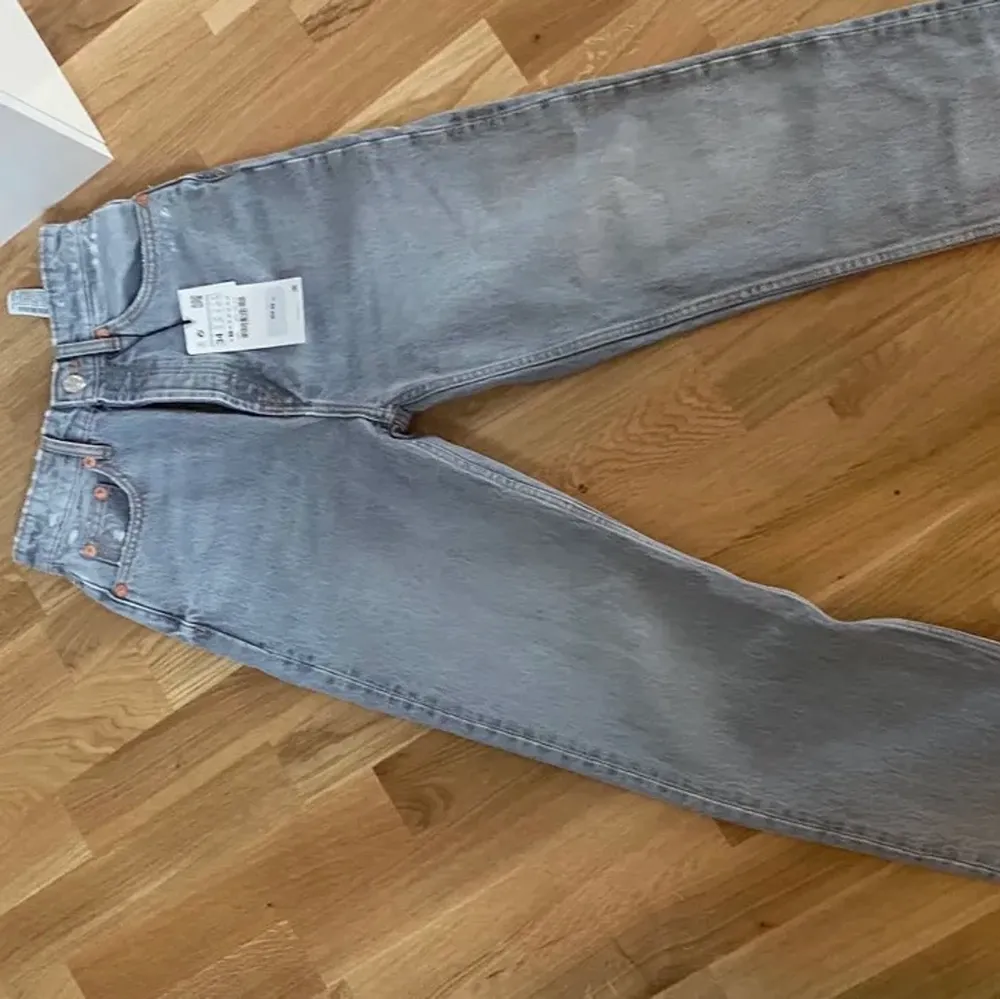 Säljer minna super fina gråa zara jeans som jag köpte i en förliten storlek. Aldrig använda storlek 34. Jeans & Byxor.