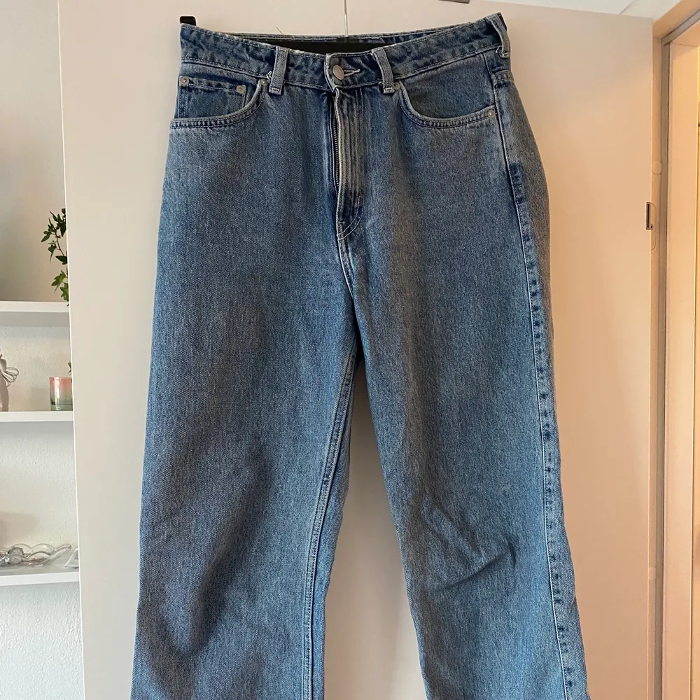 Säljer mina populära jeans från weekday i modellen ROW, w29L32 i färgen sky blue. Jag har klippt av jeansen så de går till anklarna på mig som är 168. De sitter väldigt tajt på mig som vanligtvis är en 38/40a i jeans stl. Säljer för att de inte kommer till användning! Skickar gärna fler bilder, priset kan diskuteras!💞. Jeans & Byxor.