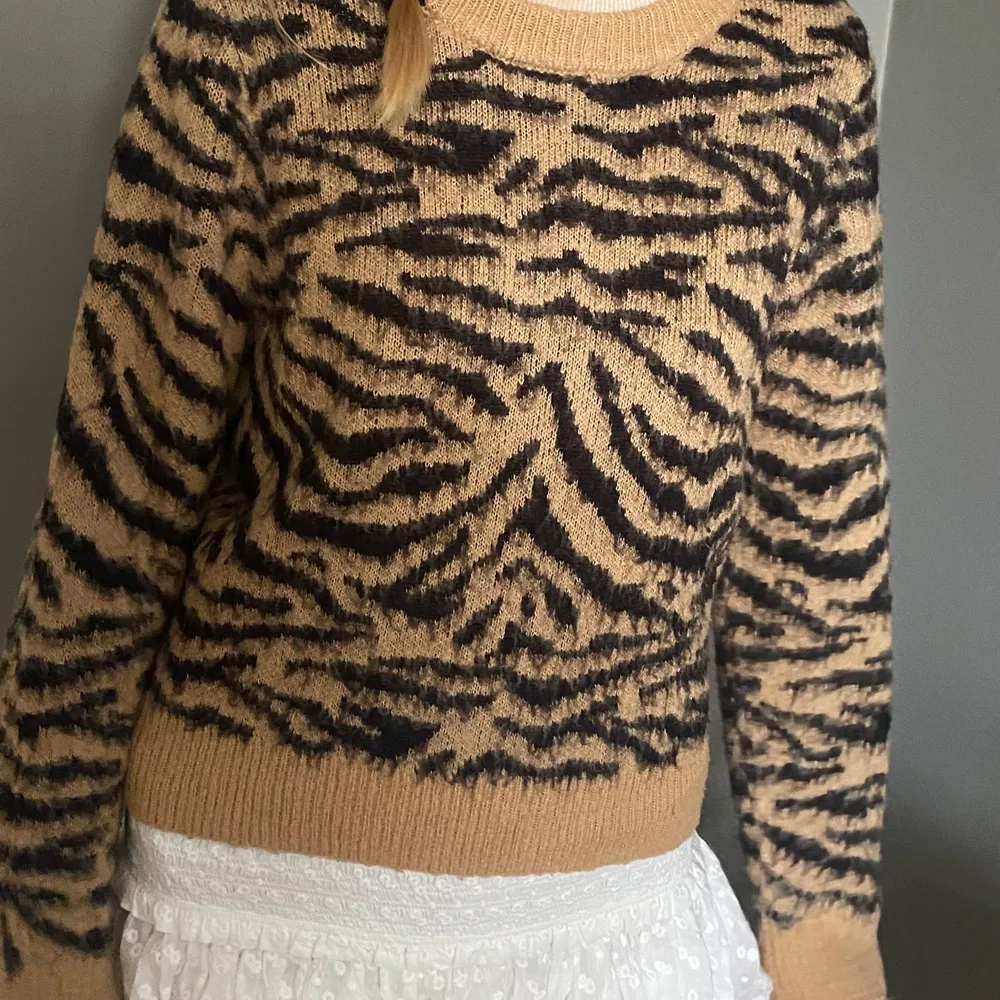 Snygg stickad tröja i zebra mönster från hm. Perfekt nu till hösten! Tröjan är i storlek s men passar mindre och större beroende på hur man vill att den ska sitta. Fråga gärna frågor eller om fler bilder!. Stickat.