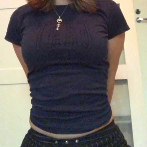 Mörkblå Gant-tröja - Fin mörkblå tröja från Gant. Toppskick då den nästan inte har blivit använd eftersom det var en present som inte är min stil. Trycket på andra bilden är i sammet, det ser söndrigt ut men det är bara lite damm, tvättar tröjan innan den skickas.