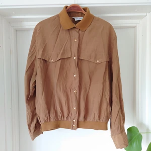 Vintage skjorttröja - Vintage "skjorttröja". Lite glansigt material med mjuk krage och muddar. Ingen storleksmärkning men bör vara en M🍀