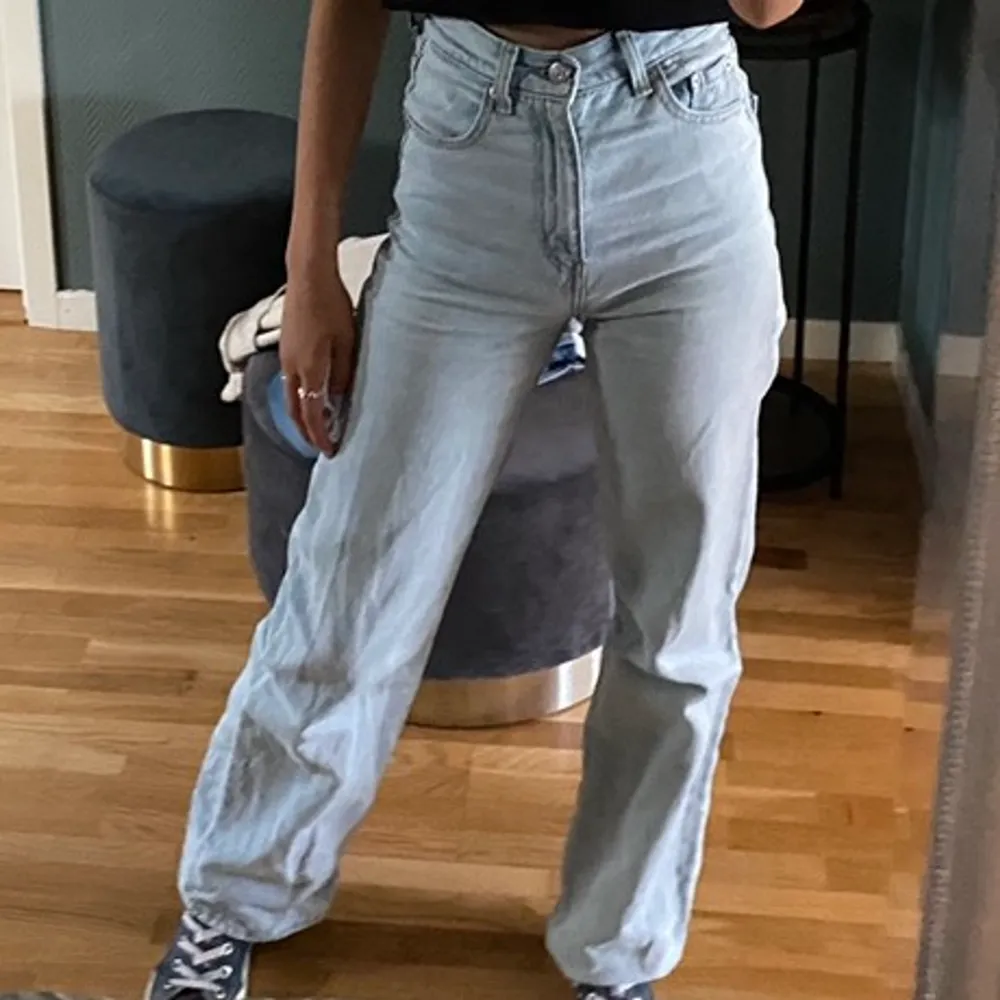 Intressekoll på mina levis jeans i modellen high lose. Säljer endast till ett bra pris. Dem är så gott som nya trotts att dem används ett fåtal gånger!❤️. Jeans & Byxor.