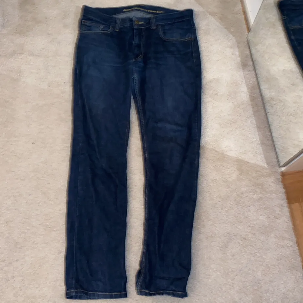 Säljer nu två par jeans, det ena paret är från Levis och dom andra är från Boomerang. Dom med hål och ljus tvätt är från Levis och är i storlek W32 L32 dom mörkar jeansen utan hål är i storlek W33 L32. Säljer pgr av att jag fick dom av en kompis men då jag tyvärr har xs i jeans. Kan fraktas eller mötas upp vid Östermalm. Köparen står för frakten och jag ansvarar inte för postens slarv. Kan sälja dom separat eller tillsammans för 250kr och separat för 150kr st. . Jeans & Byxor.