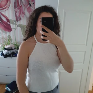 Virkad linne vit - Vit virkad linne med knyt runt halsen. Passar m-l. Köparen står för frakt. 