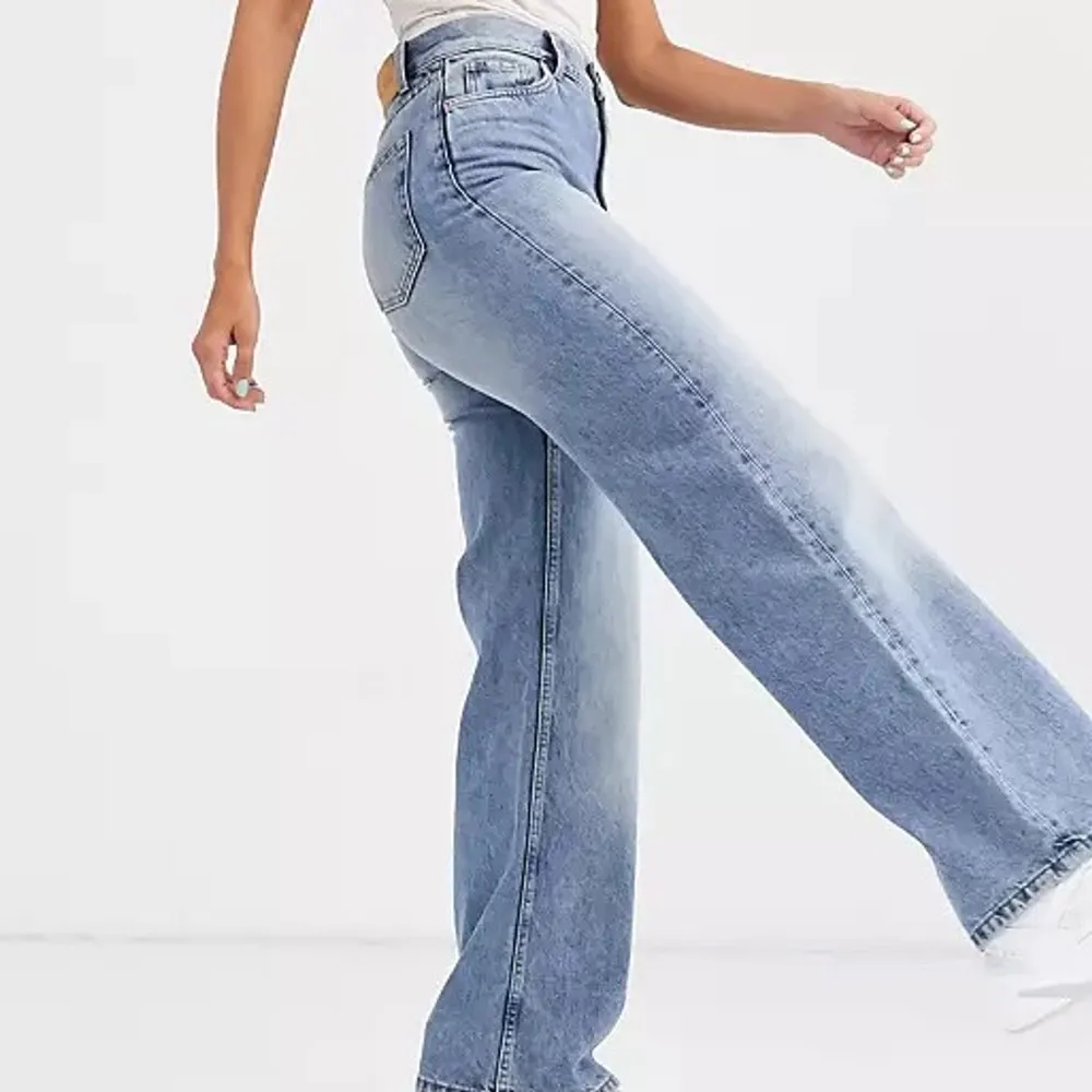 säljer mina blåa monki jeans i modellen yoko, pga för små!! de är i fint skick men använda, kom privat vid frågor och för mer bilder:) köp direkt för 200kr ink. frakt. Jeans & Byxor.