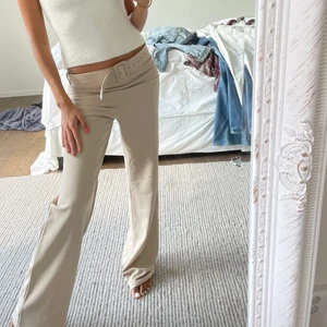 Lågmidjade kostymbyxor!!  - Super snygga lågmidjade kostymbyxor i en beige färg!! 3 för 2 på allt!!