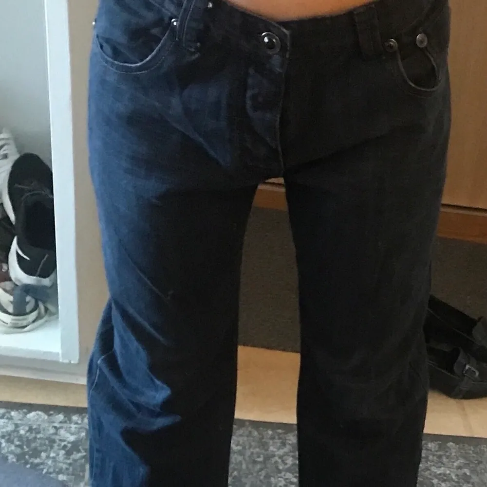 Säljer dessa coola baggy jeans för att dom inte används dom är lite svart stonewashed och detaljerna på baksidan är väldigt snygga på knapparna är de samt svarta plast stenar som också sticker ut som en cool detalj dessa kan man även ha som lowaist som syns på andra bilden, inre ben måttet är 78 cm.. Jeans & Byxor.