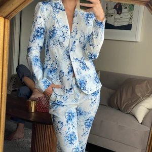 Blommig kostym - Fin vit/blå blommig kostym från Gina Tricot. Använd 1 gång! Säljs endast som set