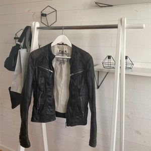 Skinnjacka - Skit ball skinnjacka från RockandBlue, inköpt för ca. 5 år sedan. Äkta skinn och går att använda till allt, ett perfekt komplement till garderoben nu i höst🍁⚡️🤩 säljs eftersom den är för liten och pris kan diskuteras