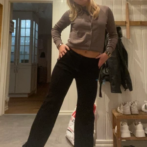 Låg midjade kostymbyxor! - Så snygga lågmidjade kostymbyxor! Säljer för jag har fler par. Super snygga och bekväma! Bra skick! 💞💞 köpt för ca 700 kr. Skriv för fler bilder