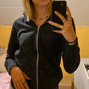 Hoodie - Mysig tjocktröja i storlek xs, jag gillar hur den sitter men den är lite kort i armarna på mig (är 177) så därför används den aldrig längre❤️ frakt tillkommer 