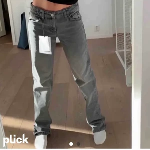 Zara jeans - Säljer dessa sjukt populära jeansen från zara 💙 dem är använda men ser ut som nya 💙 säljer då dom är lite långa på mig och därför inte använda så mycket 💙 buda från 400kr + frakt eller köp direkt för 850kr + frakt 💙