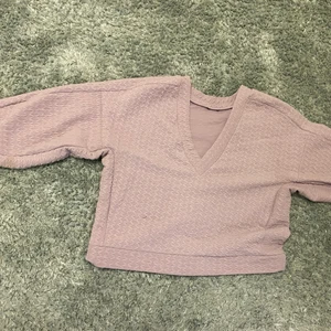 Gina tricot top Xl - Blusen är köpt från Gina för ungefär 2 år sen. Den är långärmad och är i väldigt bra skick. Den har inte används många gånger 