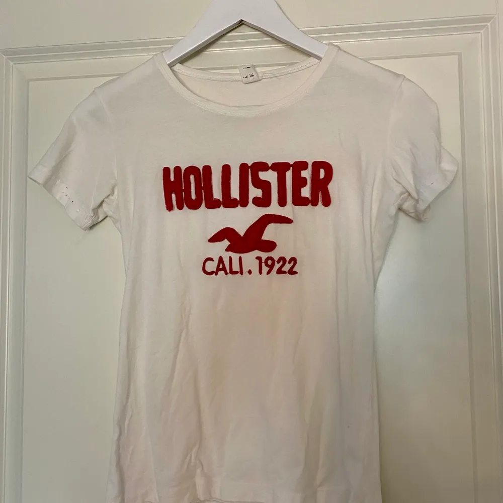 T-shirt från Hollister i fint skick. Använd 5 ggr. Storlek S. Hör av dig vid intresse💖. T-shirts.