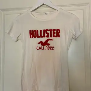 T-shirt från Hollister i fint skick. Använd 5 ggr. Storlek S. Hör av dig vid intresse💖