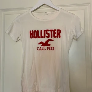 Hollister  - T-shirt från Hollister i fint skick. Använd 5 ggr. Storlek S. Hör av dig vid intresse💖