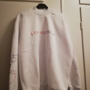Bts merch  - Inprincip oanvänd bts "love yourself" merch. Vet ej om det är äkta men fortfarande fint skick. 