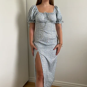 Klänning med slits  - Klänning med slits 