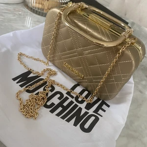Love Moschino väska - Oanvänd Love Moschino väska, nypris ca 1900kr 