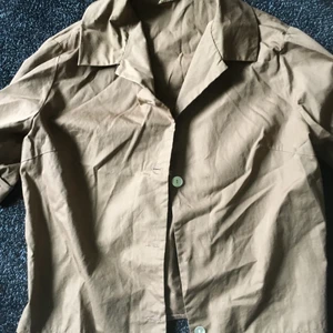 🤎🤍skjorta🤍🤎 - En fin brun kortärmad skjorta🤎🍃🕷