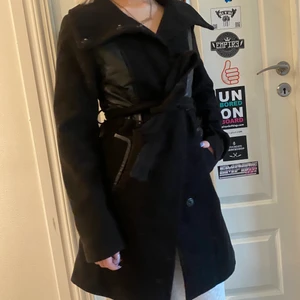 Kappa med skinndetaljer - Kappa/rock från H&M med skinndetaljer, mycket välanvänd, fint skick 