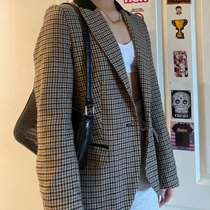 Blazer - ”Rutig” blazer från Kappahl, köpt begagnad så ganska välanvänd (förmodas) men väldigt fint skick 