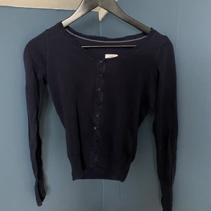 Mörkblå kofta - Mörkblå kofta, köpt second hand men bra skick. Skriv gärna dm om du har några frågor/vill ha fler bilder 🥰