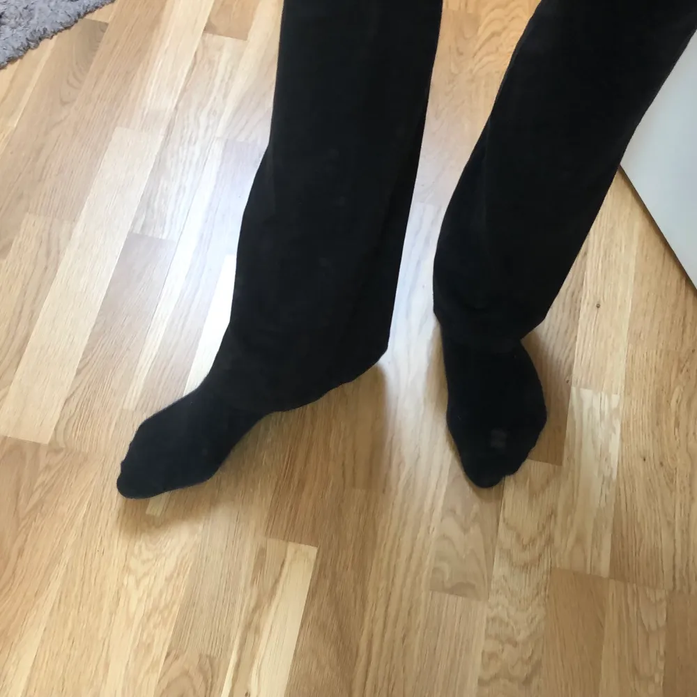 Jättesköna svarta byxor från lager157 i storlek S. Jeans & Byxor.