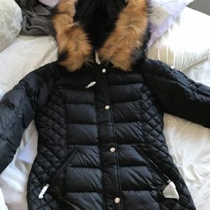 Rock and blue, beam mid, fuskpäls - Jag säljer en helt ny och oanvänd vinterjacka med prislapp och papper kvar, storlek 36/S.  Säljes pga fel storlek och returnerings tiden har gått ut, säljes för samma pris som ny då jag behöver ha råd med en ny.  Går över rumpan och är väldigt varm och skön för vintern❤️ 