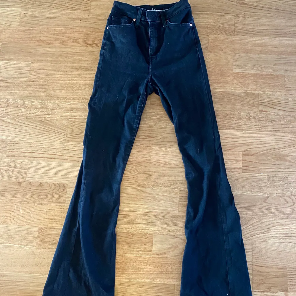Ett part svarta bootcut jeans från bikbok🤍. Jeans & Byxor.