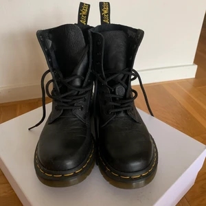 Dr. Martens  - Säljer mina svinsnygga dr. Martens då dem inte längre kommer till användning! Sparsamt använda och därför i nyskick! Inköpa för 1900kr, Frakt tillkommer i priset 