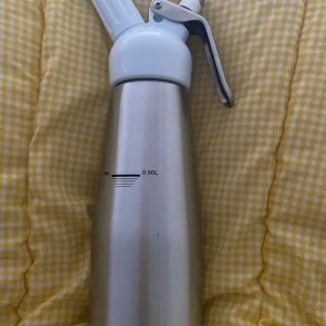 Whipped cream dispenser  / gräddsifon lustgas  - For balloons or whipped cream , fairly used but works perfectly well 
