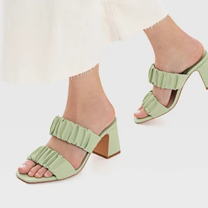 Klackar  - Klackar helt nya i förpackningen, storlek 36 men ser stora ut. Har inte tagit ut dessa från förpackningen ens så de är splitternya 😍 skickas spårbart 